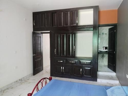 a room with a bed and some wooden doors at Residencia de Lujo in Tapachula