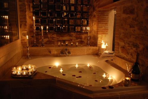 El baño incluye una bañera con velas y luces. en Le Domaine Saint Martin, en Flassans-sur-Issole