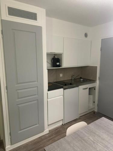 2 pieces avec piscine, 150m plage Cannes