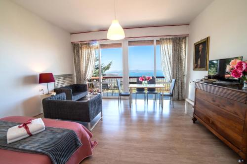 a living room with a bed and a dining room at Belvedere del Lago in Montefiascone