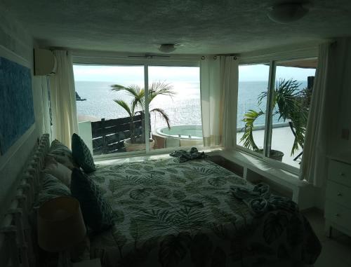 a bedroom with a bed with a view of the ocean at Acapulco, gro Casi el Cielo in Acapulco