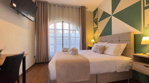 a bedroom with a large bed and a window at Hotel Anddari in Arequipa