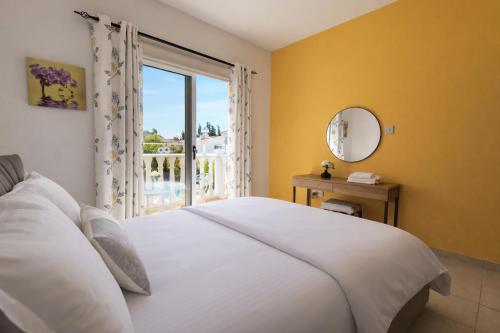 Llit o llits en una habitació de SUNNY HOME