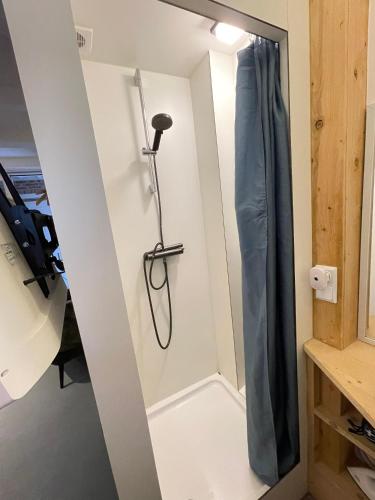 a shower in a bathroom with a shower curtain at Mooi Genieten Studio in Middelburg