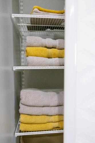 a bunch of towels on a rack in a closet at L'Appart du Faubourg 1 à 8 Personnes in Valence