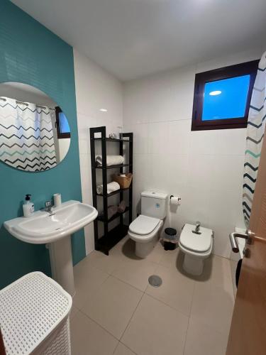 a bathroom with a toilet and a sink at Casa Xandra in Tabernas