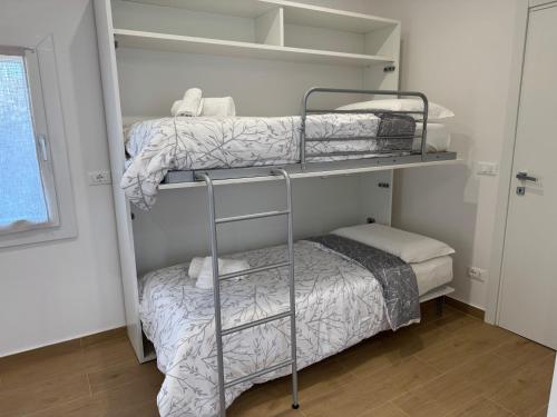 a room with two bunk beds and a bed at OTB ITALIA - Airport Rooms in Treviso