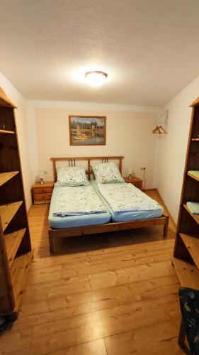 a bedroom with a bed in a room at Ferien am Hegensteinbach in Fürstenberg