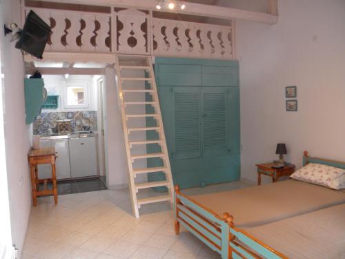 una camera con letto a castello e scala di Smaragda Studios a Mikrós Prínos