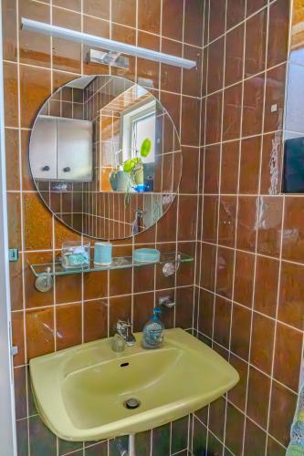 a bathroom with a sink and a mirror at Bøllingsø Bed and Breakfast in Engesvang