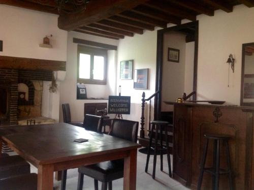 een eetkamer met een houten tafel en stoelen bij B&B Au Moulin 1771 in Monein