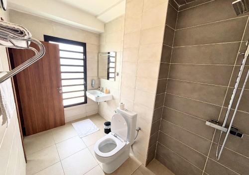 a bathroom with a toilet and a shower at Hôtel La Pivoine in Abidjan