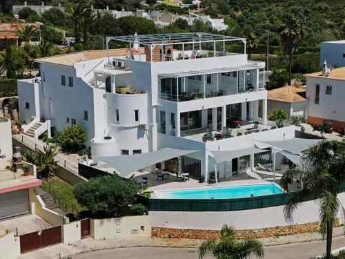 an aerial view of a house with a swimming pool at Amigos para Sempre - Guesthouse in Ferragudo