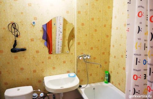 イヴァノヴォにあるApartments on Moskovskiy 21の小さなバスルーム(トイレ、シンク付)