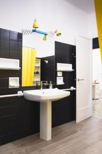 a bathroom with a sink and a mirror at Casa Arbós Casa rural a Arbeca, les Garrigues in Arbeca