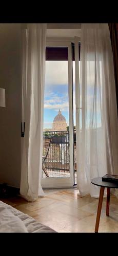 Sunny Apartment with Stunning San Pietro View