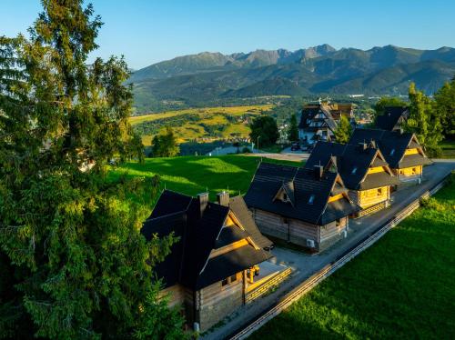 an overhead view of a group of houses with mountains in the background at Domki Tatra Loft in Ząb