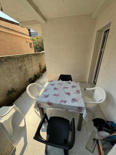 a table and chairs on a balcony with a table and chairs at Apartment Perutović in Sutomore