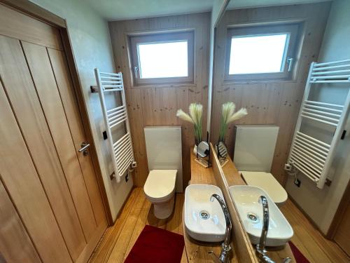 a bathroom with two sinks and a toilet at Vollholz-Ferienhaus Herbert's Alte Gärtnerei im Naturpark Zittauer Gebirge in Hainewalde