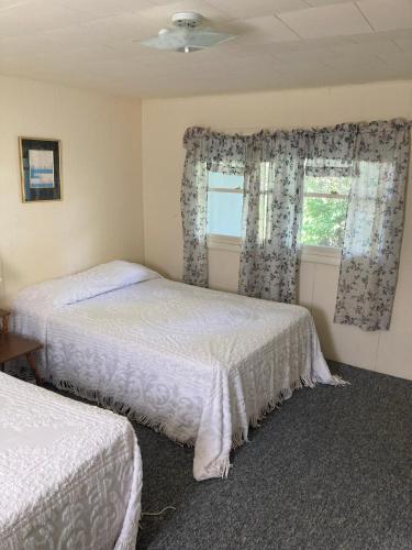 a bedroom with two beds and a window at Inn at the Isles in Isle la Motte
