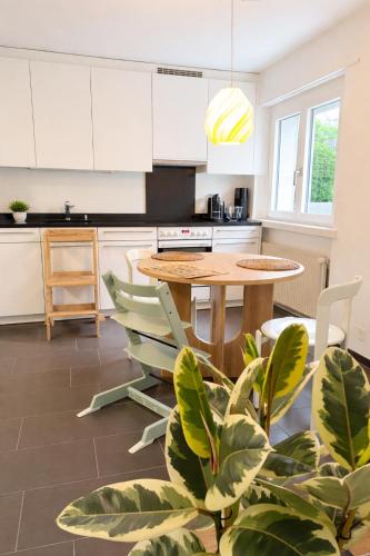 a kitchen with a table and some plants in a room at Central and well connected modern studio in Zurich