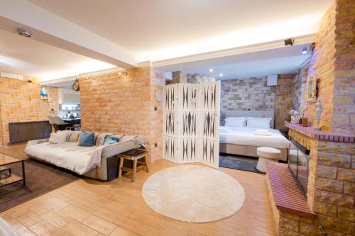 Petrino Stone Haven with Panoramic Bridge View