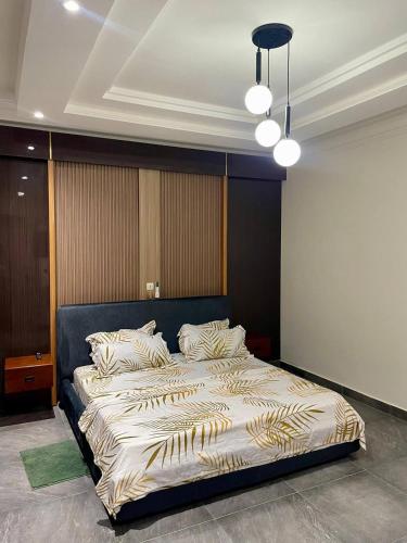 a large bed in a room with a large bed sidx sidx at Residence EBENE in Kika