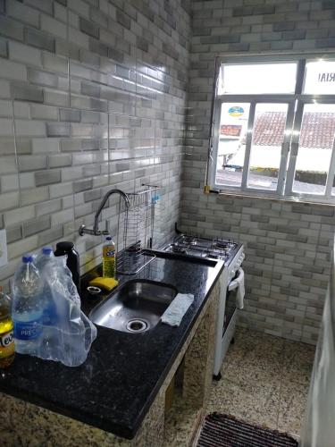 a kitchen counter with a sink and a window at Recanto Jane e Daniel in Angra dos Reis