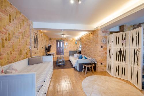 Petrino Stone Haven with Panoramic Bridge View