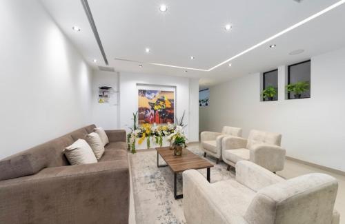 a living room with couches and a coffee table at In Situ Hotel in Cali