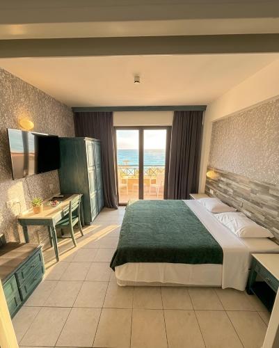 a bedroom with a bed and a view of the ocean at Traumhaftes Studio mit Meerblick & Pool in Khlorakas