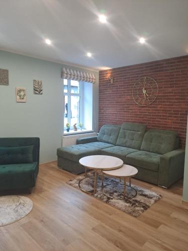 ein Wohnzimmer mit Sofa und Tisch in der Unterkunft Domi studio in Chełmno