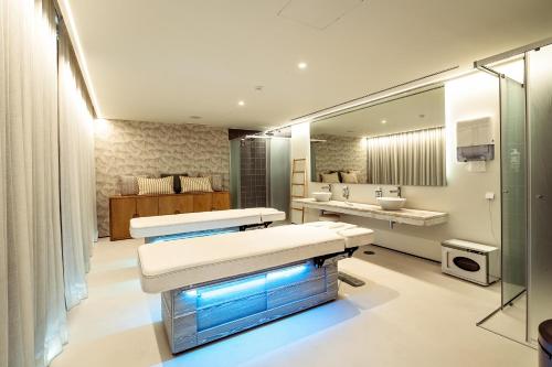 Bayline Beachfront Apartment Pools, Spa & Gym