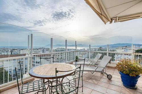 72 MAR - Stunning 2-bedroom rooftop with sea view - parking