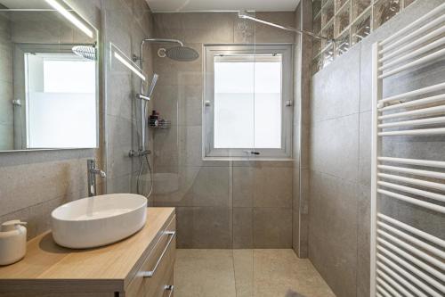 72 MAR - Stunning 2-bedroom rooftop with sea view - parking