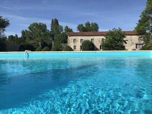a pool of water in front of a building at Le Pistoulet Gîte in Doeuil-sur-le-Mignon