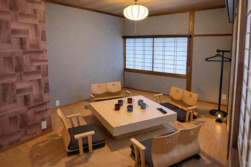 a dining room with a table and chairs at 加美屋リゾート出雲大社神迎の道 杵と月 in Taisha