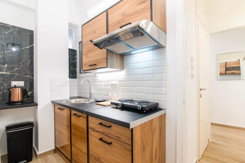 New Modern Balcony Home 270m to Metropolitan Metro Hub