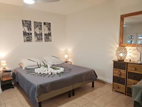 a bedroom with a bed with a flower on it at Enjoy Studio in Pointe-Noire