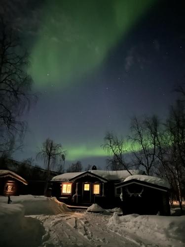 a cabin with the aurora in the sky at Koselig hytte in Skillemo