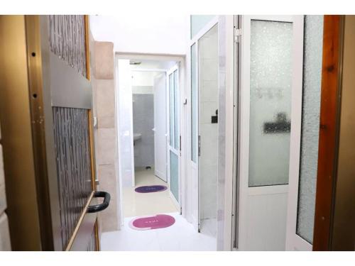 Bilik mandi di Univers Hostel