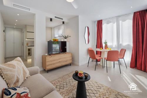 Marbella Beachside 1BR - Pool & Walk to Town