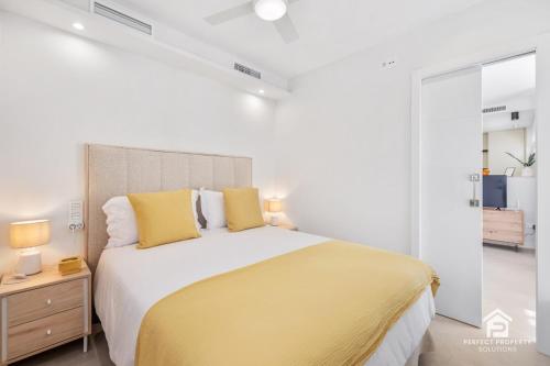 Marbella Beachside 1BR - Pool & Walk to Town