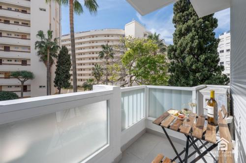 Marbella Beachside 1BR - Pool & Walk to Town