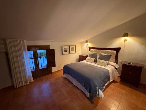 a bedroom with a bed and a window at Las 6 llaves in Baeza