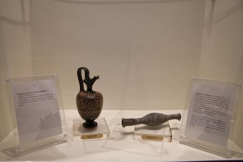 a museum exhibit with a vase and a sculpture on display at Hotel Costazzurra Museum & Spa in San Leone