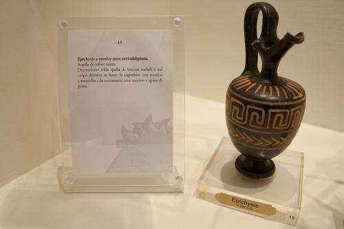 a vase on a stand in a display case at Hotel Costazzurra Museum & Spa in San Leone