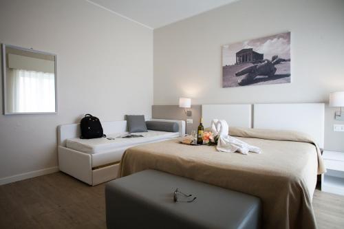 Postel nebo postele na pokoji v ubytování Hotel Costazzurra Museum & Spa