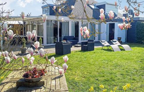 a house with a bunch of pink flowers in a yard at Oud Kempen Bungalow 183 in Stavenisse