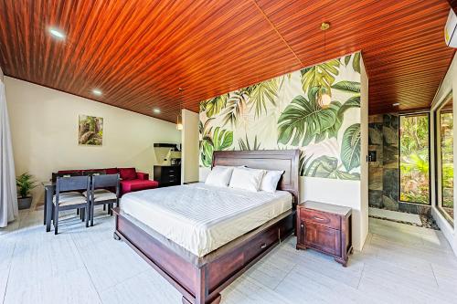 a bedroom with a bed and a table and chairs at Mountain Whisper in Tilarán